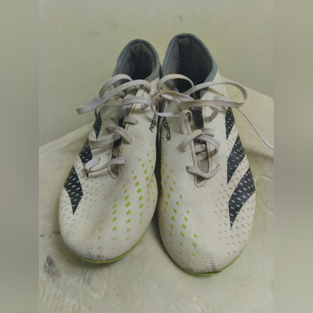 Mens Adidas Kids White and Black Shoes Cleats Size 8.5
